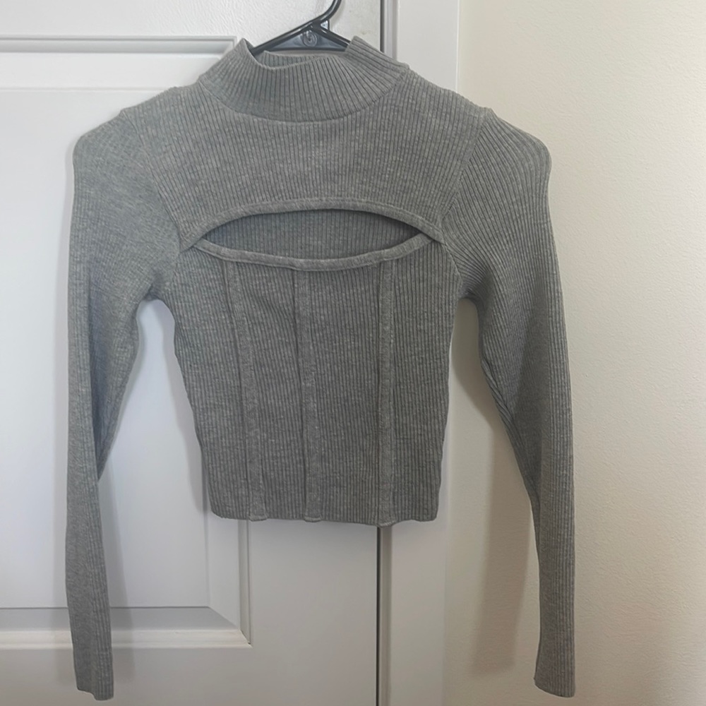 Long sleeve turtle neck with cut out
